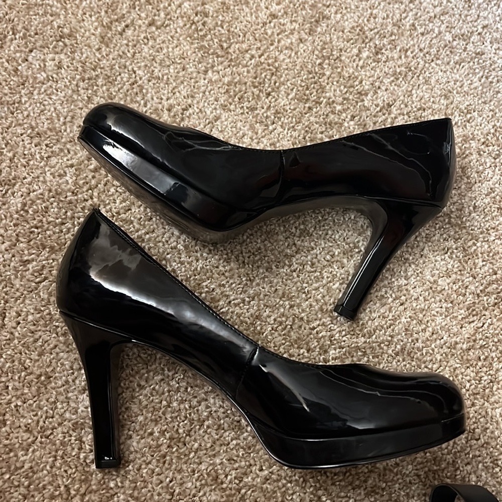 tahari pumps